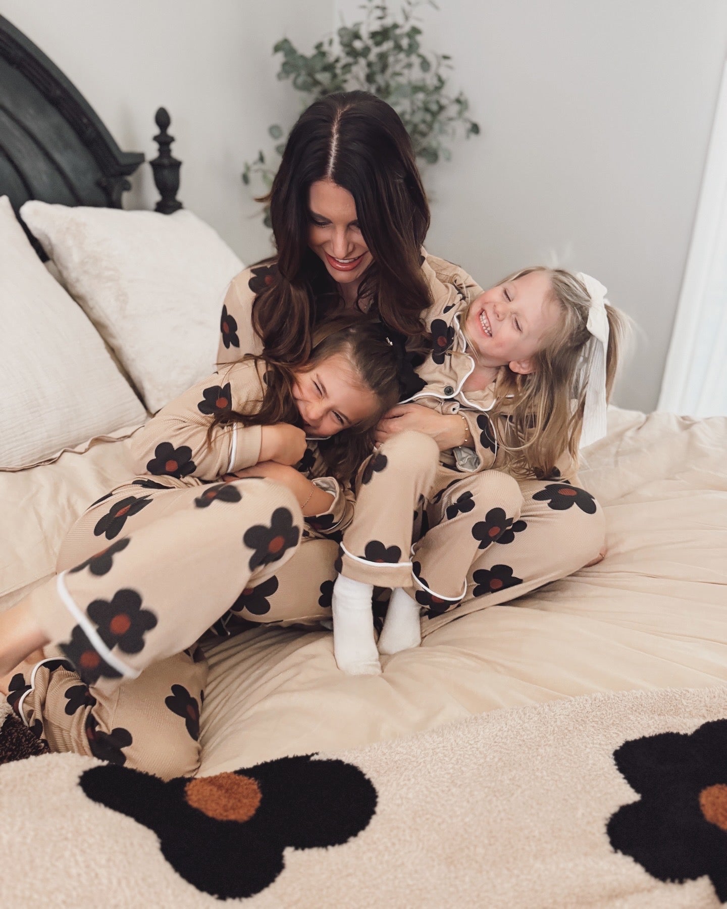 Black Daisy | Plush Blanket | Adult