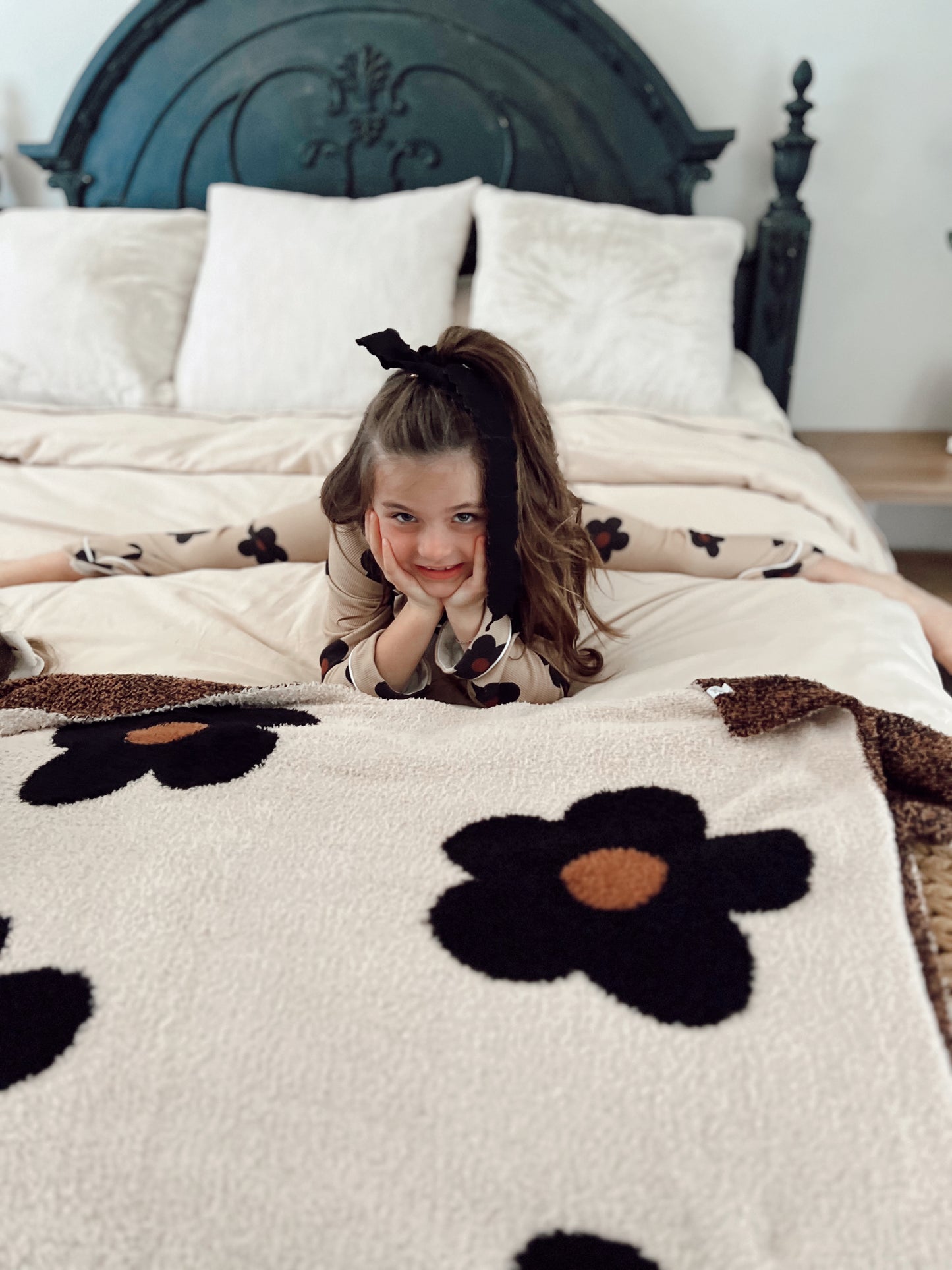 Black Daisy | Plush Blanket | Adult