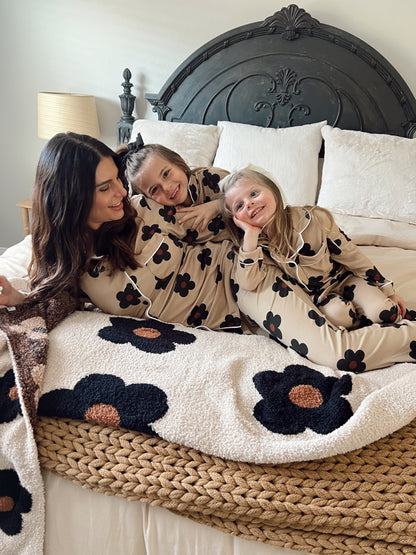 Black Daisy | Plush Blanket | Adult